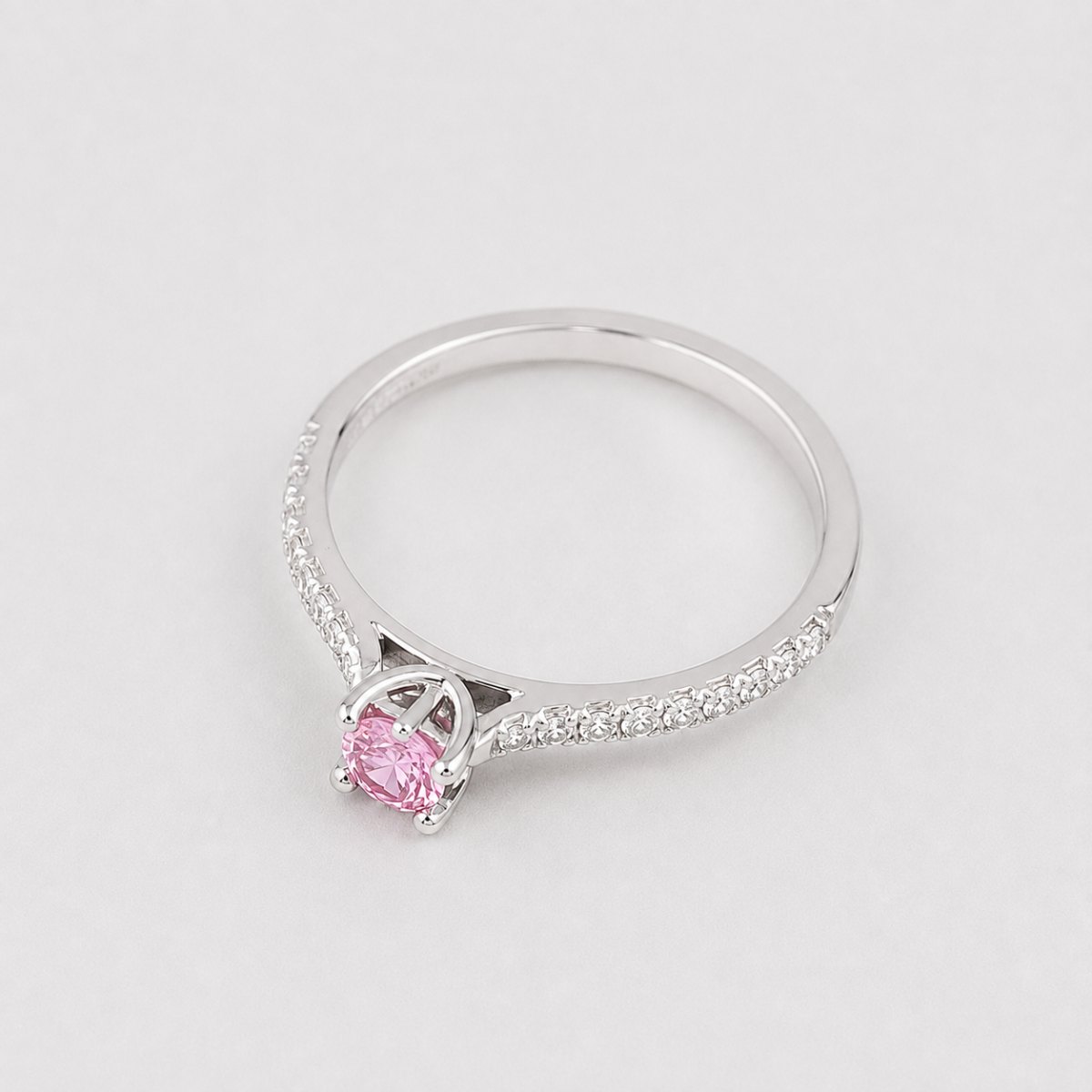 Anel Solitário Rosa Cravejado em Zircônia